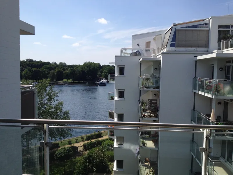 Traumhafter Spreeblick! Helle möblierte 2-Zimmer-Wohnung mit Balkon — photo 1